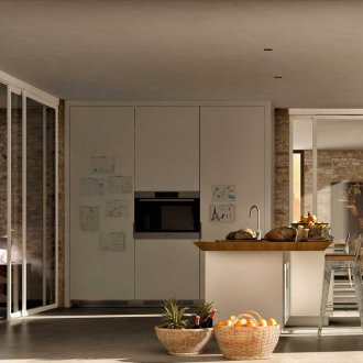 Стъклени врати в светъл интериор