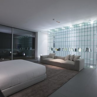 Стъклен преграден шкаф в интериора