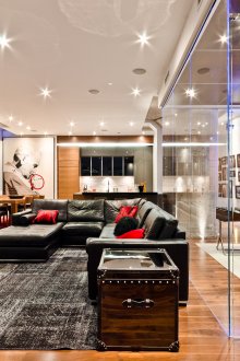 Стъклена преграда между хола и кабинета