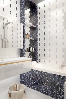 Mosaic dalam nada biru di bilik mandi putih