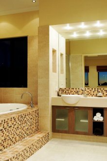 Moun kuning dan mozek dalam mandi air mawar.