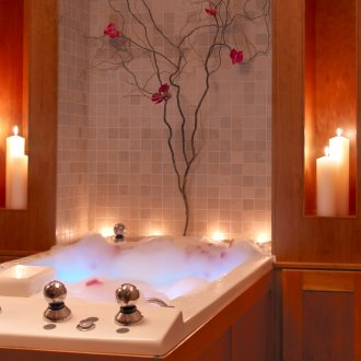 Hiasan bilik mandi dengan lilin dan sakura