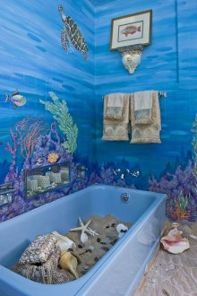 Bilik mandi dengan hiasan laut