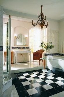 Pipa emas dalam tab mandi hitam dan putih