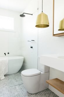 Pipa hitam dalam tab mandi coklat dan putih