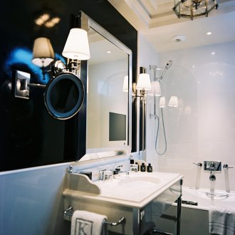 Bilik mandi bergaya hitam dan putih