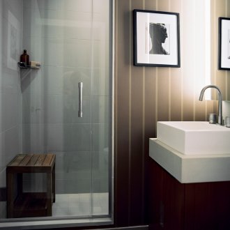 Interior bilik mandi berwarna coklat dan putih