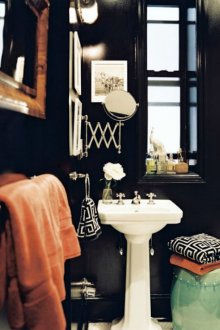 Bilik mandi kecil hitam dan putih