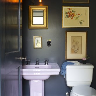 Bilik mandi hitam dan putih yang bergaya