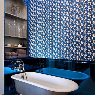 Bilik mandi kreatif berwarna biru dan putih