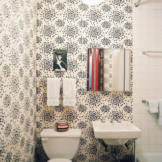 Kertas dinding hitam dan putih di bilik mandi