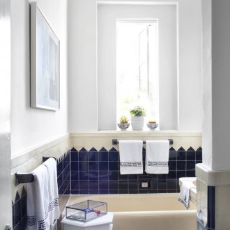 Tekstur putih dan biru di bilik mandi