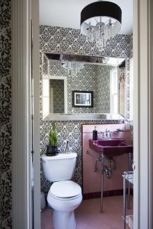 Dinding hitam dan putih dengan corak kecil di bilik mandi