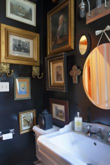 Lukisan bilik mandi hitam dan putih