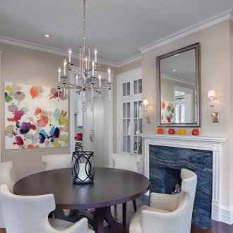 벽난로가 있는 거실의 베이지색 벽.