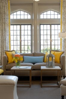 노란색 액센트가 있는 베이지색 벽과 거실 가구