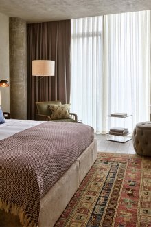 아늑한 베이지색과 갈색 침실