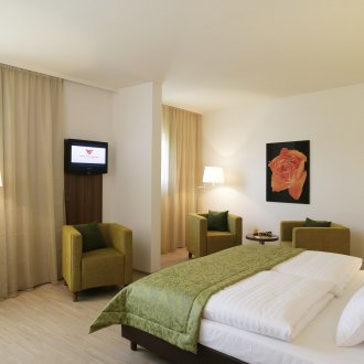 아늑한 베이지색 녹색 침실