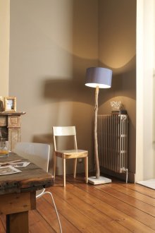 거실의 베이지 색 벽