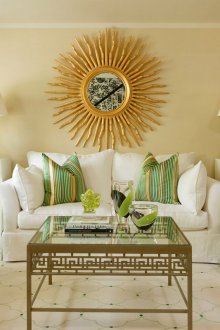 거실의 베이지 색 벽과 녹색 악센트