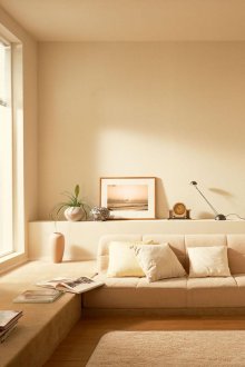 넓은 휴식 공간이 있는 베이지색 거실