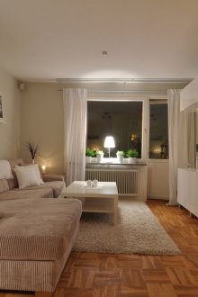 거실의 베이지 색조 가구와 벽