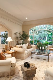 벽난로가 있는 고급스러운 베이지색 거실