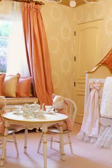 Оранжев текстил в детска стая