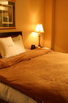 Оранжева и бяла спалня