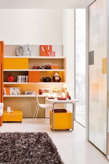 Оранжева и бяла детска стая