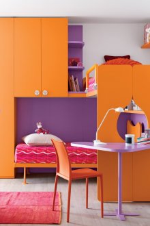 Оранжево-виолетови мебели в детската стая