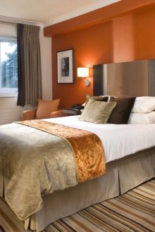 Оранжева стена в спалнята