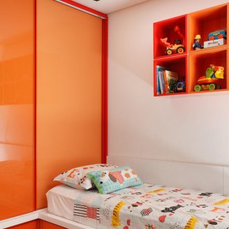 Красива оранжева и бяла детска стая