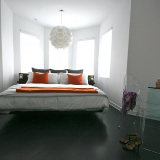 Оранжеви акценти в черно-бяла спалня