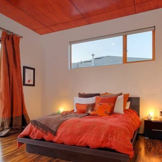 Кафяви, оранжеви и бели цветове в интериора на спалнята.