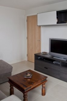 Черно-бяла стена в малка всекидневна