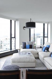 Черно-бяла всекидневна със сини акценти