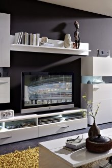 Черно-бяла всекидневна с ярки акценти