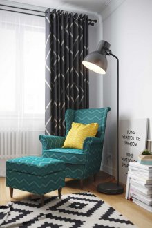 Зелено кресло в черно-бяла всекидневна