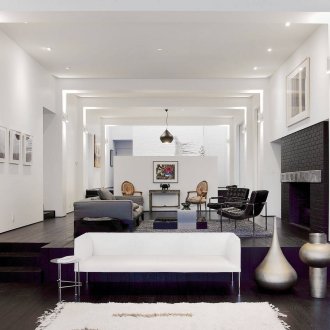 Черно-бяла всекидневна с подиум.