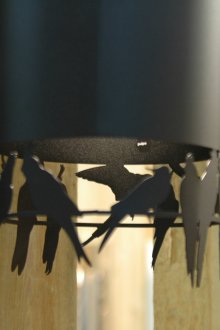 Черен метален полилей с птици