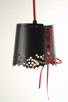 Червен и черен метален полилей