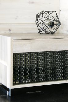 Предна част на скрин, изработени от вериги и метална лампа