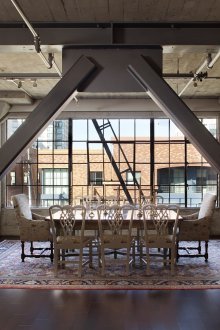 Метална опора в интериора на апартамента