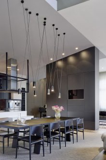 Дълги метални висулки в кухнята