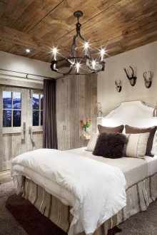 Метален полилей и лампа в спалнята