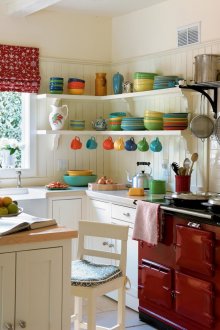 Червени римски завеси в кухнята