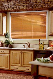 Дървени щори в интериора на кухнята
