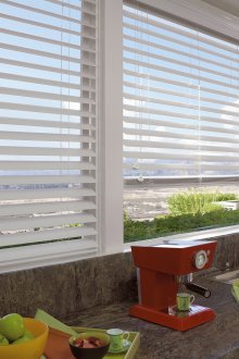 Бели хоризонтални щори в кухнята