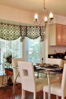 Бели хоризонтални щори и платнени завеси в кухнята